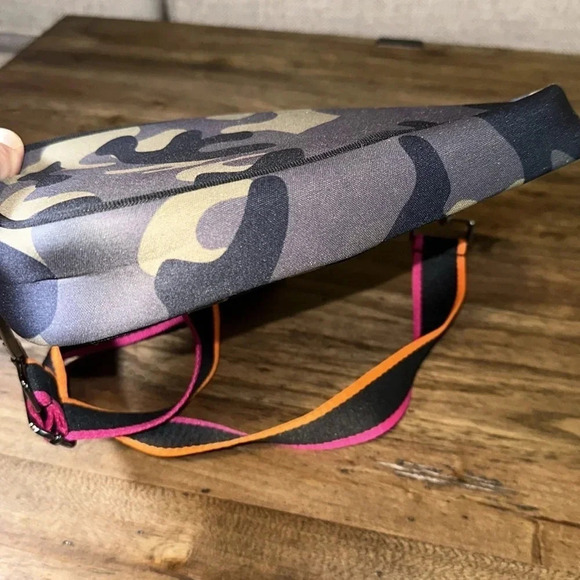 Parker & Hyde East West Camo Neoprene Crossbody Pink/Orange Cell Phone Bag - Picture 9 of 11